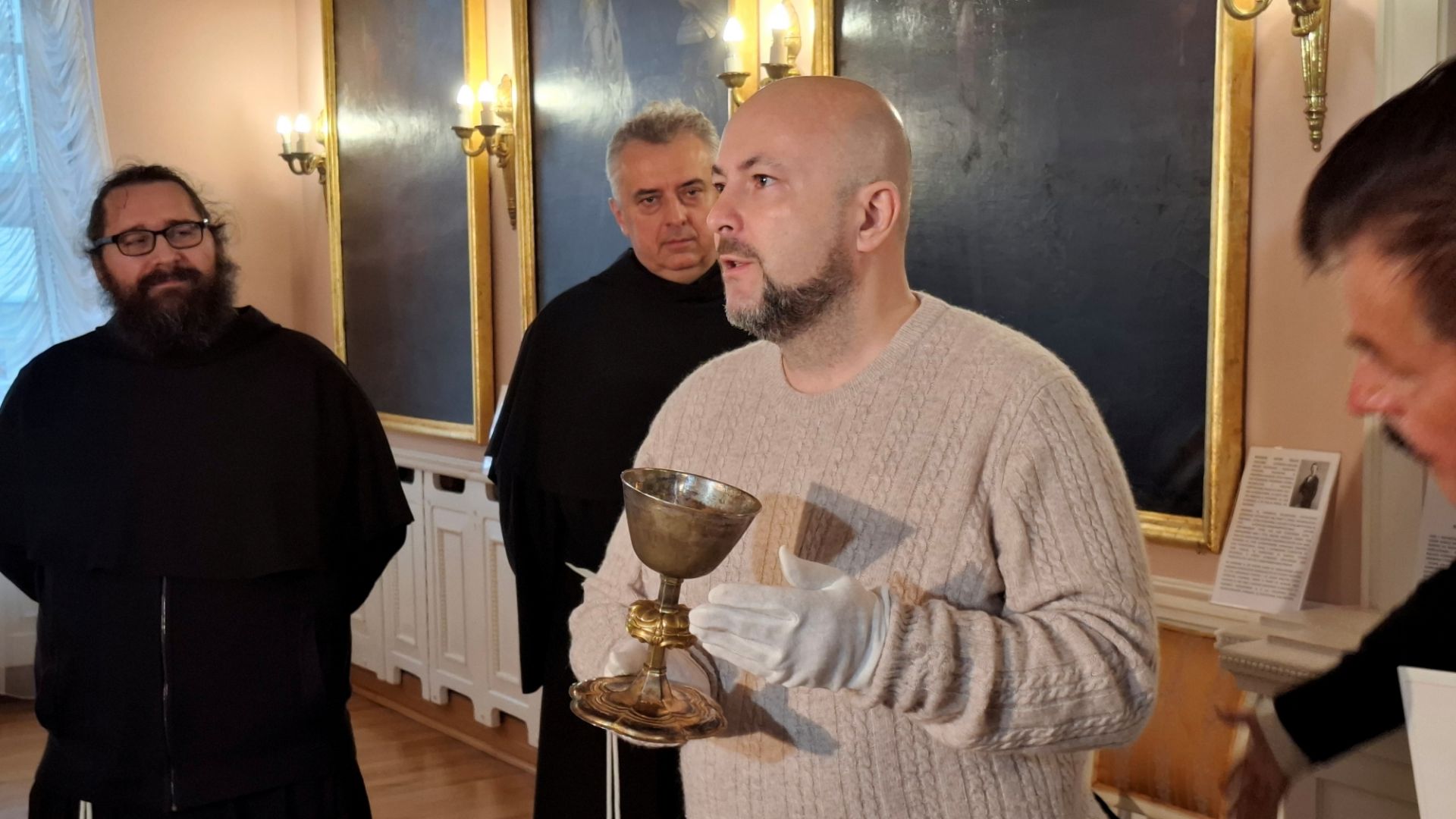 Do Kołobrzegu powrócił kielich liturgiczny, jedyny zabytek zachowany po rozebranym w 1867 r. kościele Świętego Ducha Robert dzieba trzyma kielich