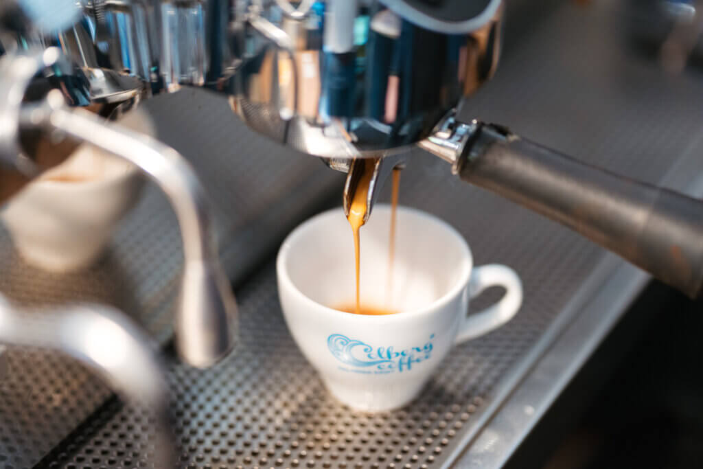 Espresso to coś więcej niż mała filiżanka mocnej kawy. To skoncentrowany napar przygotowany pod wysokim ciśnieniem, który w 25–30 sekund
