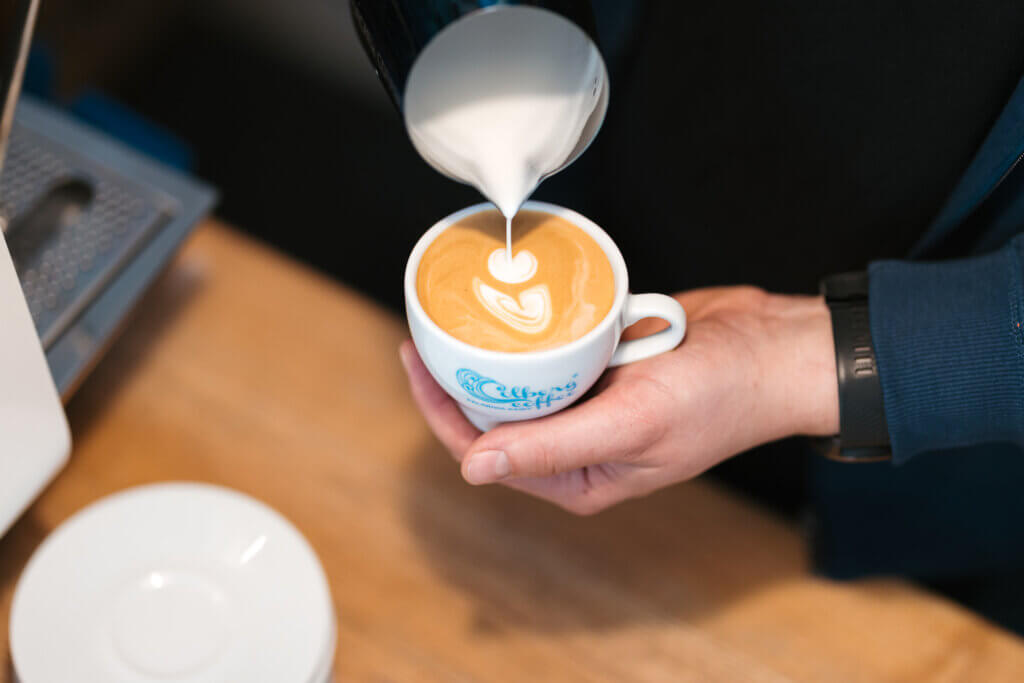 Jak rozpoznać dobre espresso Crema powinna być gęsta i jednolita, bez dużych pęcherzyków.