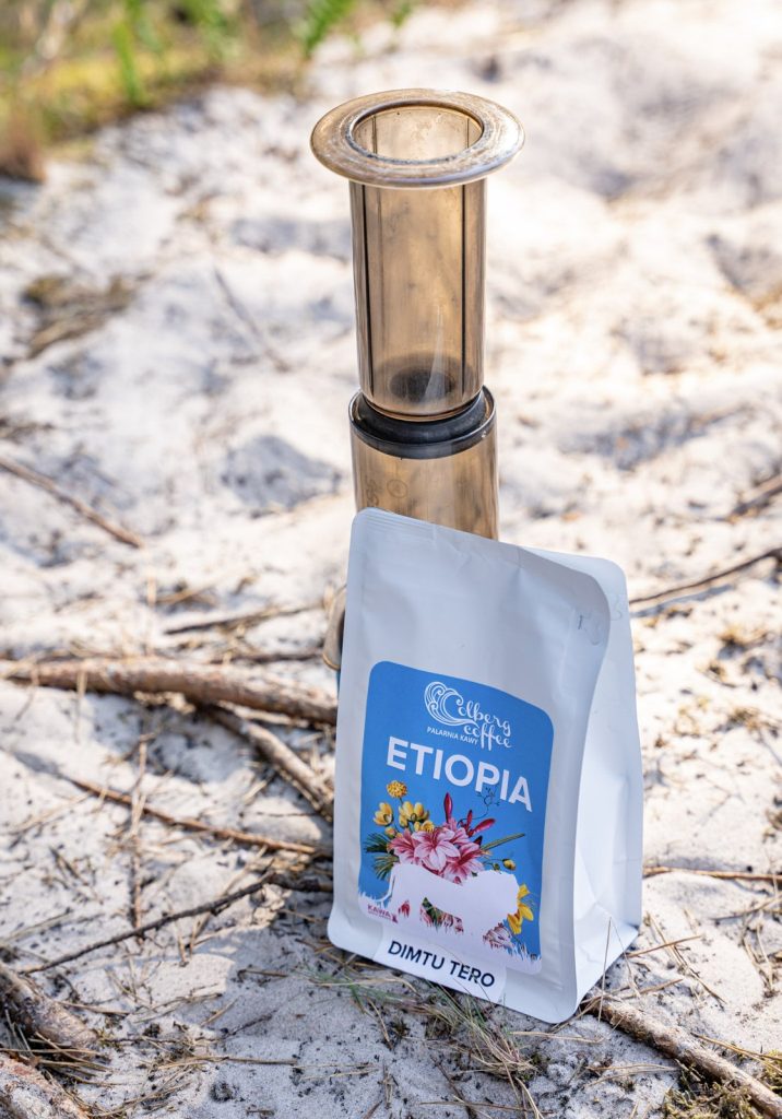 AeroPress i paczka jasno palonej Etiopii na piasku