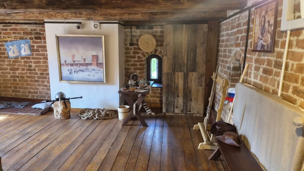 wnętrze Baszty Lontowej z armatą i obrazami historii Kołobrzegu