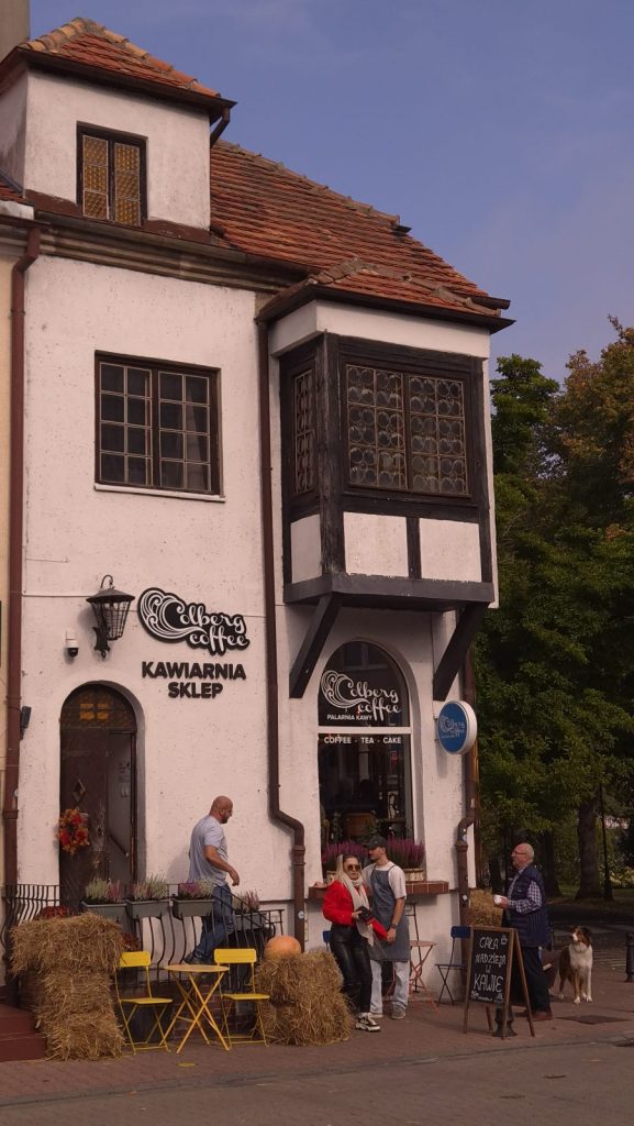fasada kawiarni i sklepu Colbergcoffee przy ul. Dubois 21A w Kołobrzegu, kilka kroków od Baszty Lontowej