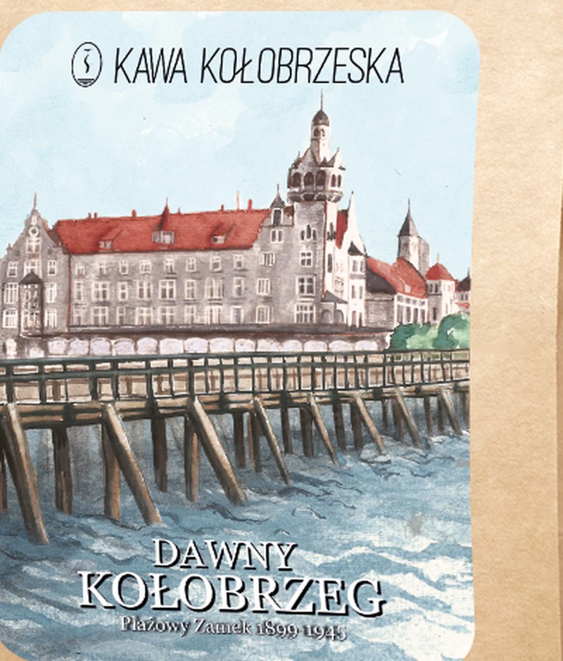 etykieta kawy Dawny Kołobrzeg: Plażowy Zamek z wieżyczkami i drewniane molo nad Bałtykiem