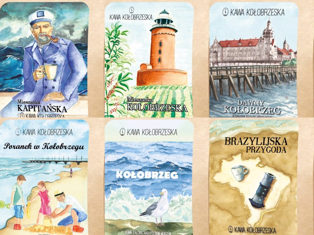 sześć ręcznie malowanych etykiet Kawy Kołobrzeskiej: kapitan, latarnia morska, Plażowy Zamek, plaża, mewa i mapa Brazylii