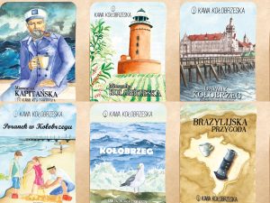 sześć ręcznie malowanych etykiet Kawy Kołobrzeskiej: kapitan, latarnia morska, Plażowy Zamek, plaża, mewa i mapa Brazylii