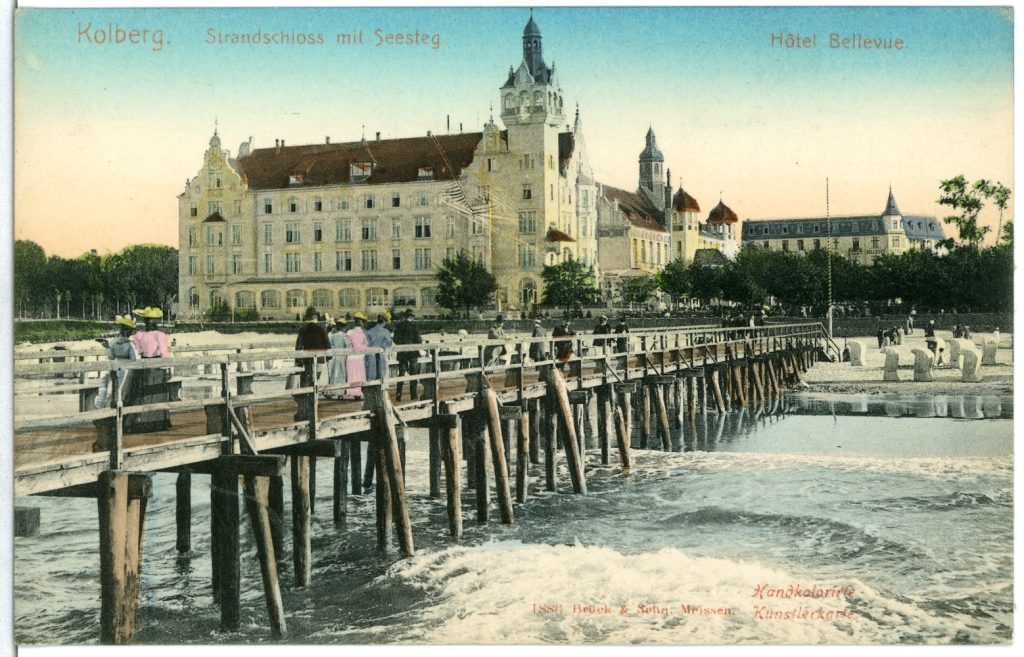 Plażowy Zamek (Strandschloss) i drewniane molo w Kolbergu na pocztówce z 1901 roku