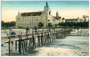 Plażowy Zamek (Strandschloss) i drewniane molo w Kolbergu na pocztówce z 1901 roku