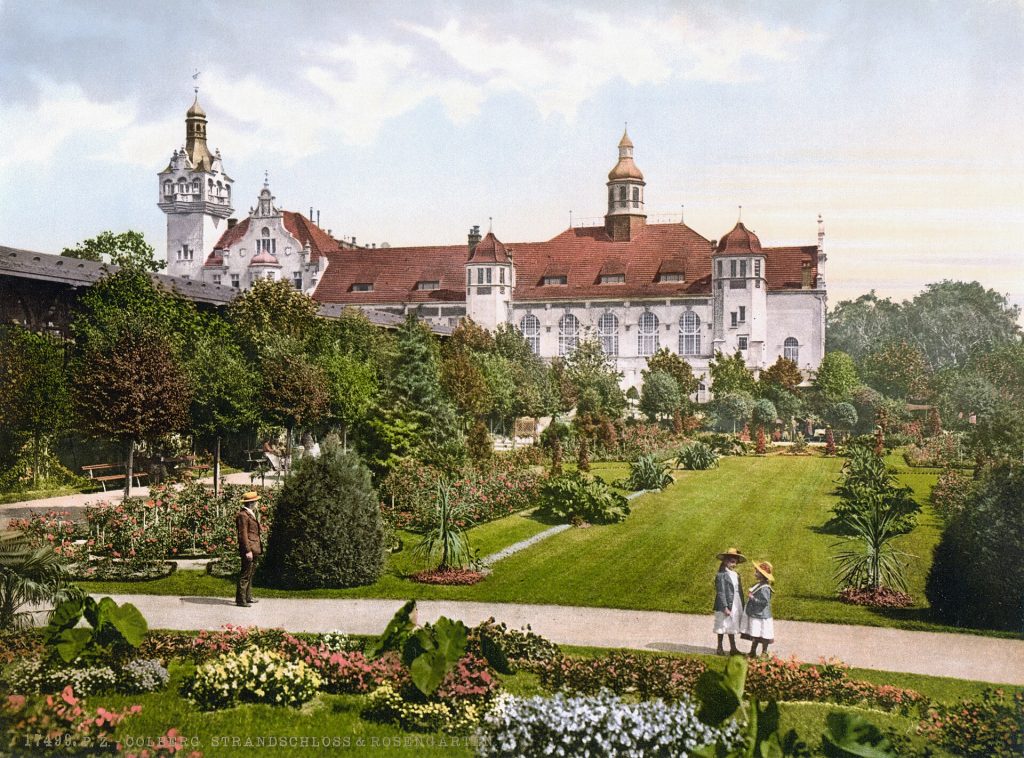ogród różany przed Plażowym Zamkiem w Kolbergu około 1900 roku