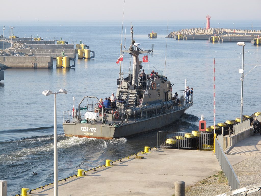 dawny okręt torpedowy jako statek wycieczkowy w porcie w Kołobrzegu