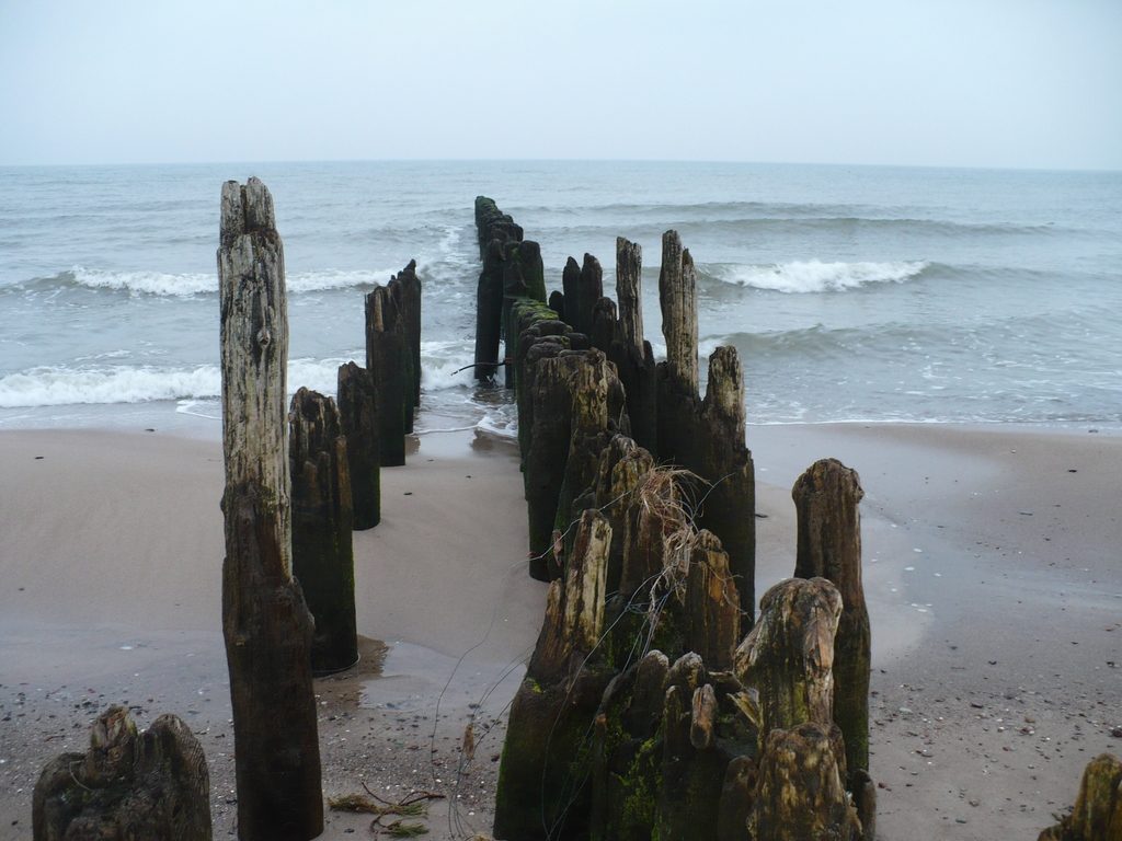 pusta plaża wschodnia w Kołobrzegu zimą o poranku