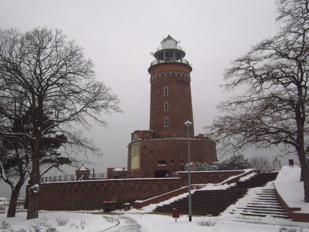 latarnia morska w Kołobrzegu zimą w śniegu