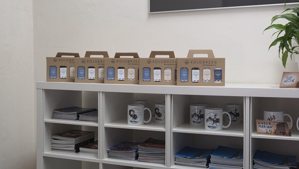 pamiątki z Kołobrzegu w punkcie informacji turystycznej w Baszcie Lontowej