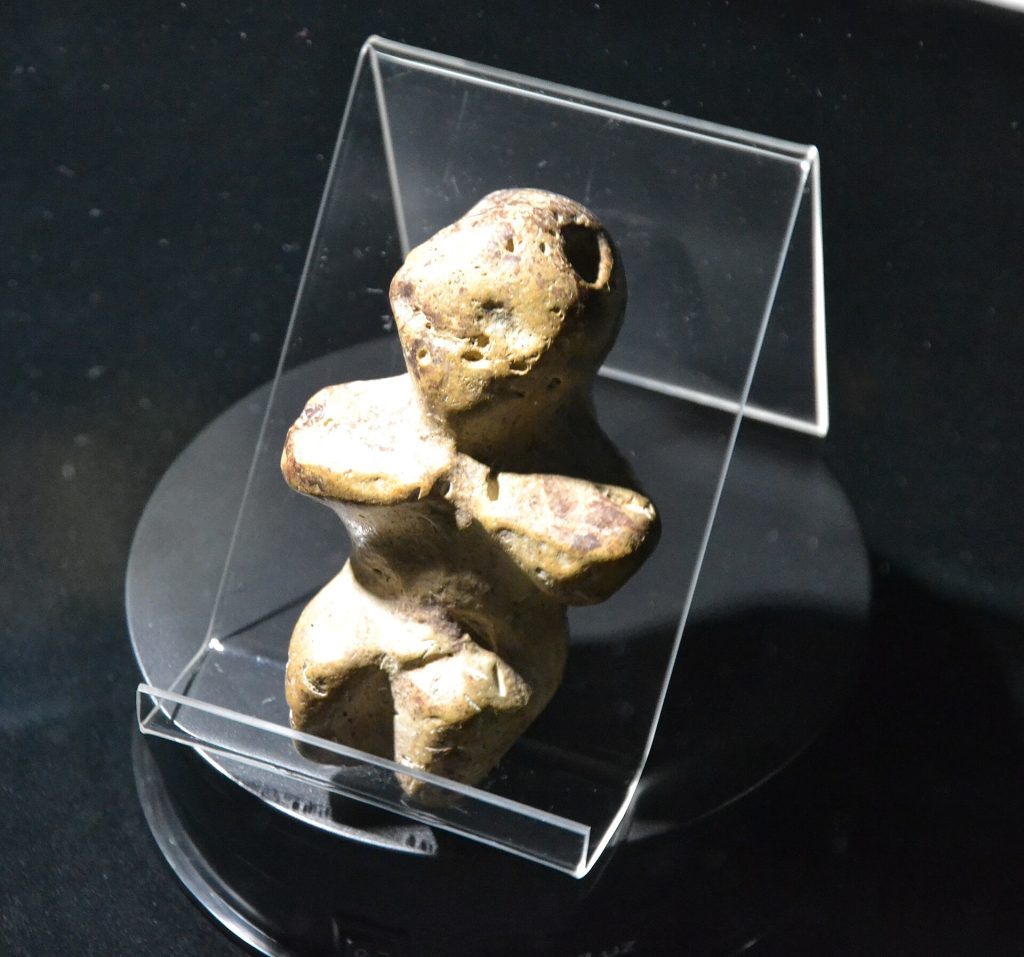 Wenus z Kołobrzegu, neolityczna figurka kobiety z wapienia na obrotowej podstawie