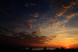 lipcowy wschód słońca nad Bałtykiem w Kołobrzegu, słońce wychodzi z morza